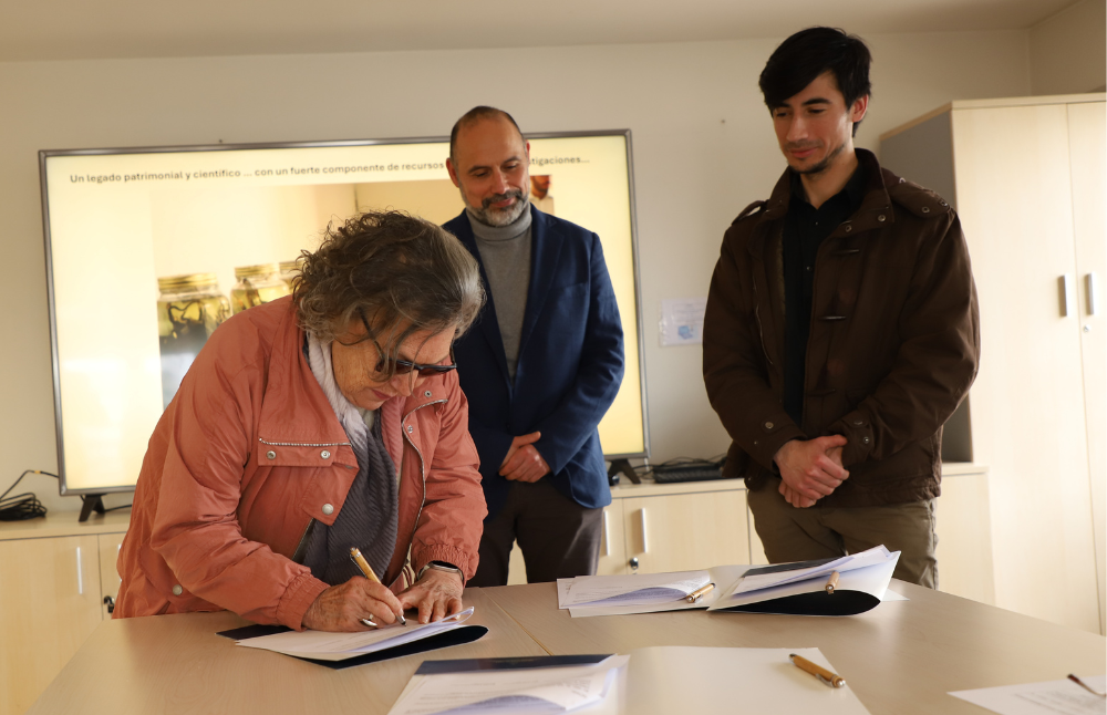 Facultad de Medicina firma comodato de colección herpetológica de académica Madeleine Lamborot