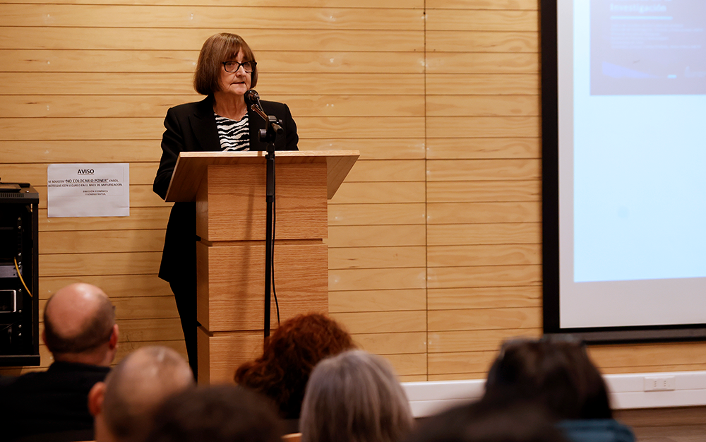Rosa Devés, rectora de la Universidad de Chile, destacó que "este es un trabajo participativo, muy bien hecho académicamente, que tiene detrás un trasfondo de valor ético, de poder reconocernos, de trabajar juntos, algo que hoy es clave en nuestra sociedad".