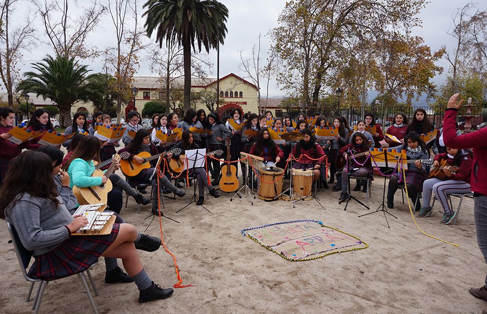  En Chile, la Mesa Ejecutiva está conformada por el Ministerio de las Culturas, las Artes y el Patrimonio; el Ministerio de Educación; la Oficina Regional de la UNESCO en Santiago; la Fundación de Orquestas Juveniles e Infantiles de Chile (FOJI); Balmaceda Arte Joven y la Universidad de Chile, que participa a través de la Dirección de Creación Artística (DiCREA) de la Vicerrectoría de Investigación y Desarrollo.