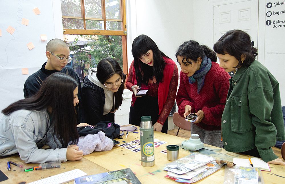 “Promover la educación artística se traduce en la mejora de procesos educativos en distintas disciplinas y áreas del conocimiento ya que los aprendizajes de otros campos del saber, en vínculo con las prácticas artísticas, se fortalecen y son más significativos gracias a la incorporación de una percepción sensible de nuestro entorno y nuestras relaciones humanas o con el medio”, comentó Fernando Gaspar, director de Creación Artística de la Universidad de Chile.