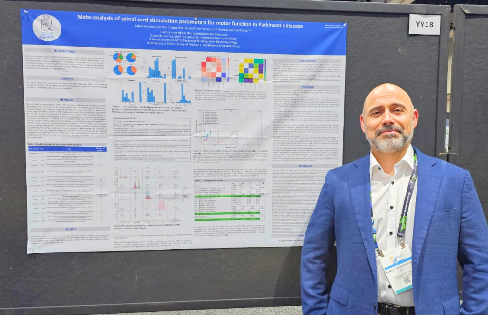 Presentando un póster científico en torno los abordajes y avances de la estimulación de la médula espinal para la función motora en la enfermedad de Parkinson, el académico de la Facultad de Medicina y director de Investigación de Universidad de Chile, Prof. Rómulo Fuentes, participó en la XXI Reunión Anual de la Neuroscience 2025