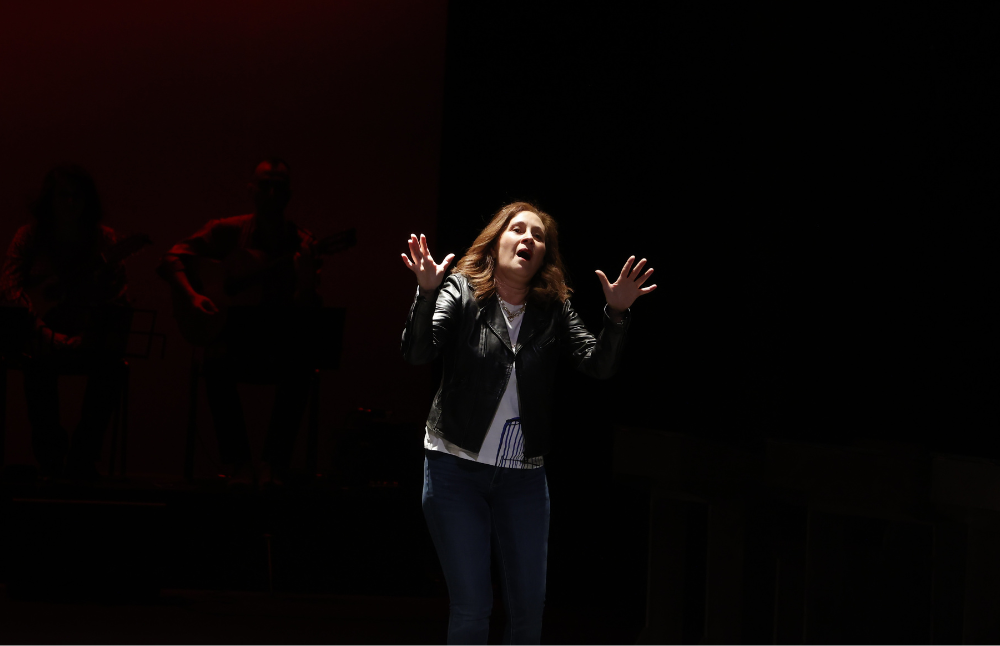 La directora del Departamento de Teatro, Annie Murath, en la obra "Clase abierta: homenaje a Luis Advis"