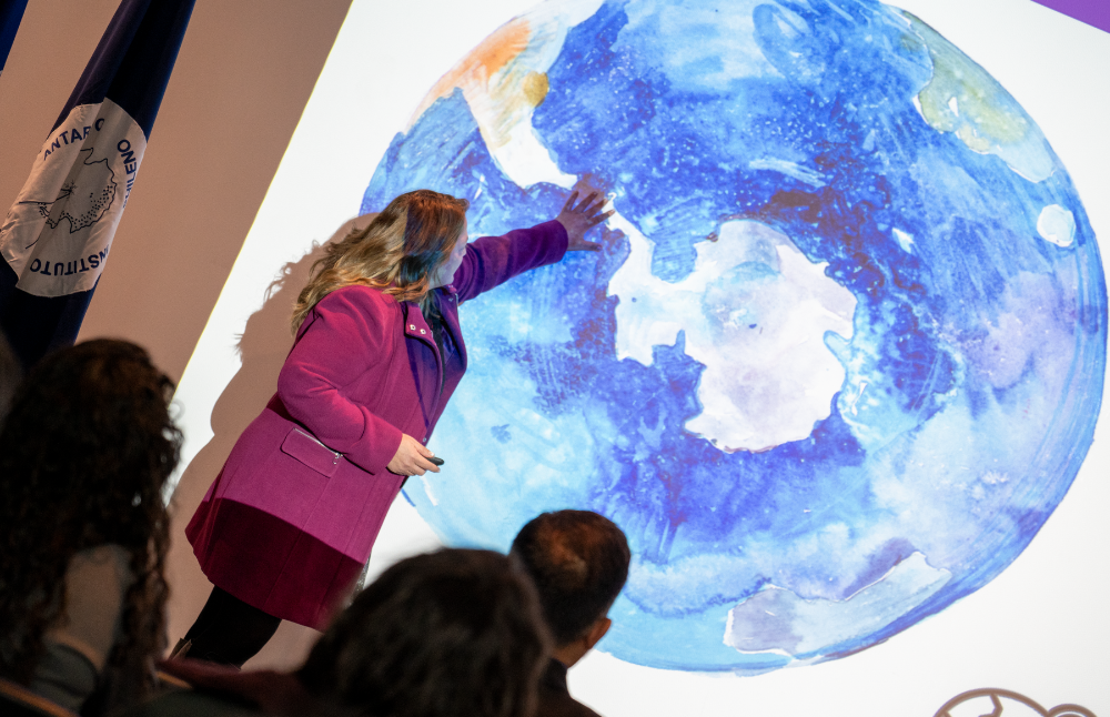 Presentan libro sobre educación antártica en Chile con enfoque en experiencias y aprendizajes