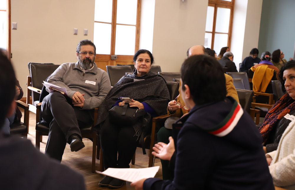 La institución impulsó “#PúblicaParaLaRepública, un documento que reúne aprendizajes, desafíos y orientaciones para fortalecer el vínculo entre el Estado y la Universidad. El texto fue generado a partir de la sistematización de conocimientos emanados en el proceso “#PúblicaParaLaRepública, Pensar y actuar en la política pública desde la Universidad de Chile”, un espacio de reflexión académica liderado por la dirección de Innovación de la Vicerrectoría de Investigación y Desarrollo (VID) en colaboración con la Vicerrectoría de Extensión y Comunicaciones (VEXCOM).