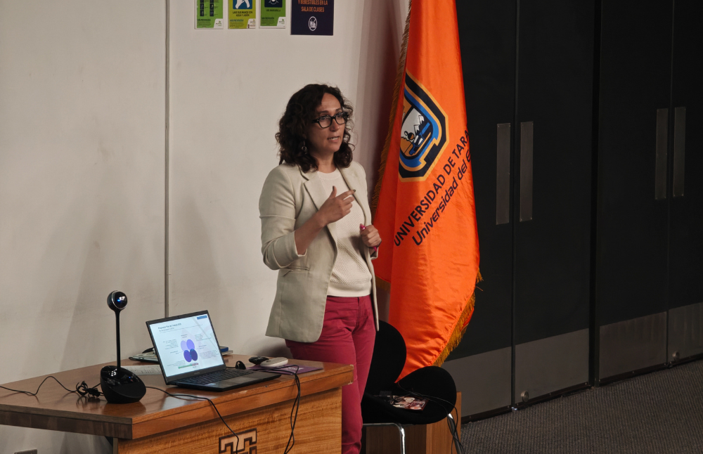 La bienvenida a esta jornada de trabajo estuvo a cargo de Anahí Urquiza, directora de Innovación de la Universidad de Chile y coordinadora ejecutiva de la Red de Innovación CUECH, quien señaló que “esta red ha sido muy exitosa. Cuando la conformamos, impulsamos en paralelo el Proyecto RED 23994: Innovación Pública de las Universidades Estatales para el Desarrollo Sostenible, una iniciativa financiada por la Subsecretaría de Educación Superior en el marco de los planes de fortalecimiento de las universidades estatales".