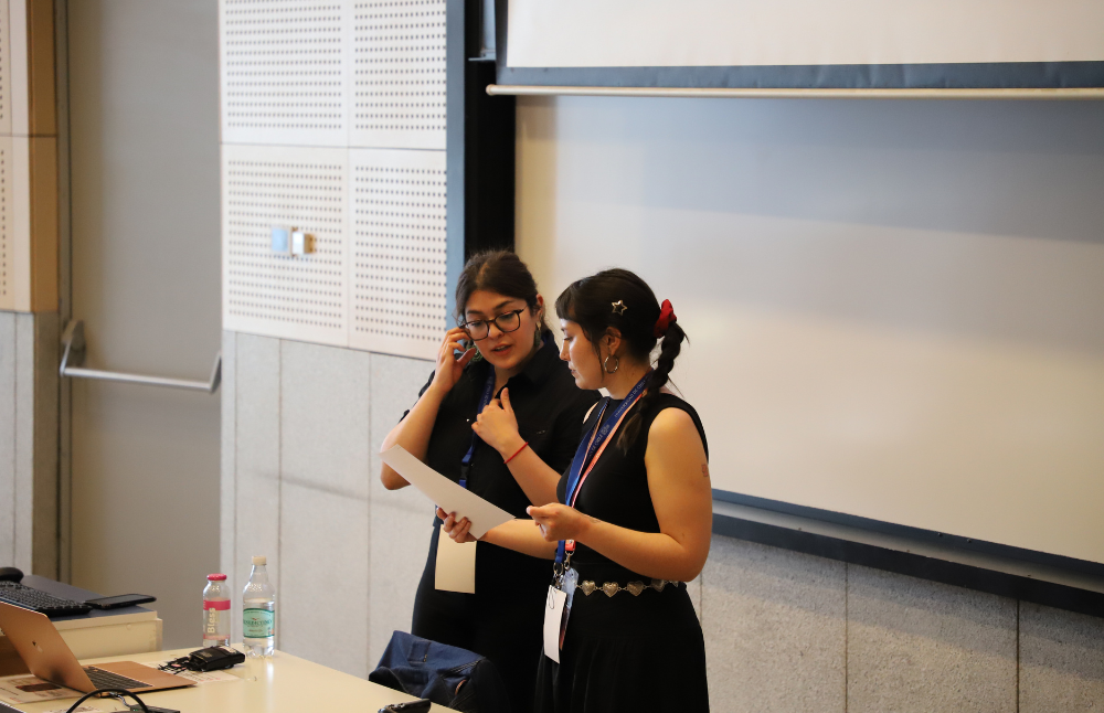 Las profesionales del equipo de Género de la Vicerrectoría de Investigación y Desarrollo (VID), Ninoska Araya y Antonia Reyes.