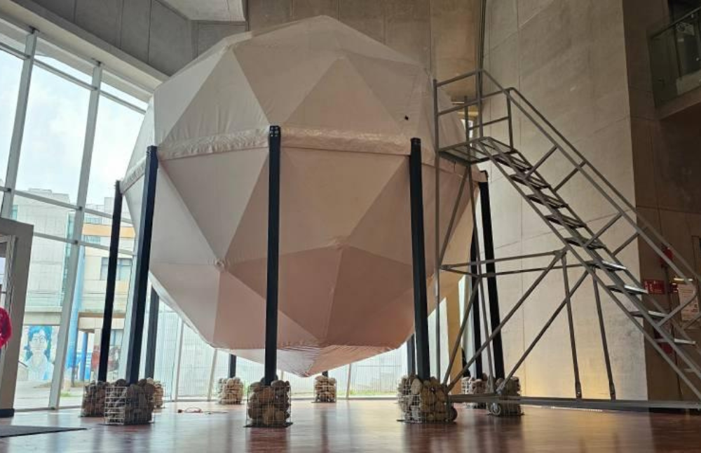 "Sonómetro: Laboratorio de creación e investigación en espacialización sonora y arquitectura aural” es una instalación creada por el colectivo Espacios Resonantes.