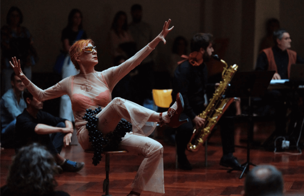 “Por una erótica de la práctica artística” se titula el ciclo de conferencias que dictará el catedrático de la Facultad de Bellas Artes de Cuenca (España), José Antonio Sánchez, los días 18, 19 y 20 de noviembre a las 18:00 horas, en el Centro Cultural Gabriela Mistral (GAM). Foto: La Ribot, Juana Ficción. Fotografía de Kenza Wadimoff. 