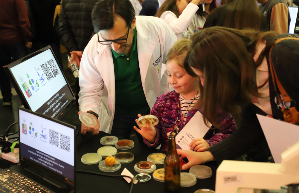 En la Feria "Descubriendo conocimientos" a través de experiencias interactivas, charlas didácticas y exposiciones, niños, niñas y jóvenes tendrán la oportunidad de conocer de cerca el trabajo de académicos/as e investigadores/as de la Universidad.