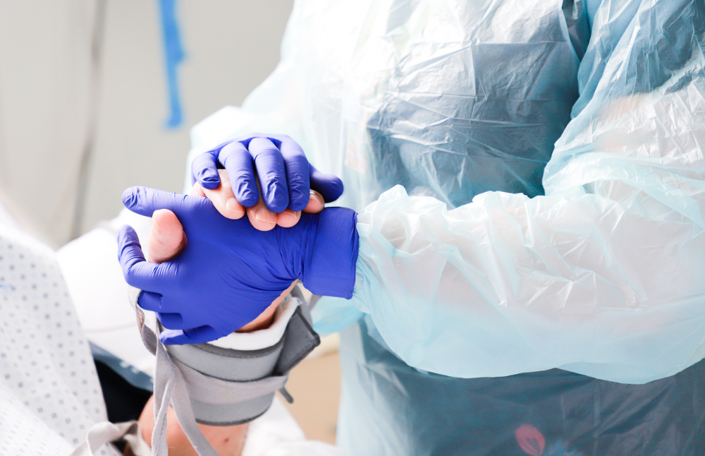 De acuerdo con el Policy Brief, el ataque cerebrovascular (ACV) es una enfermedad no transmisible que se produce cuando se interrumpe el suministro de sangre al cerebro, lo que provoca falta de oxígeno, daño cerebral y pérdida de funciones. 