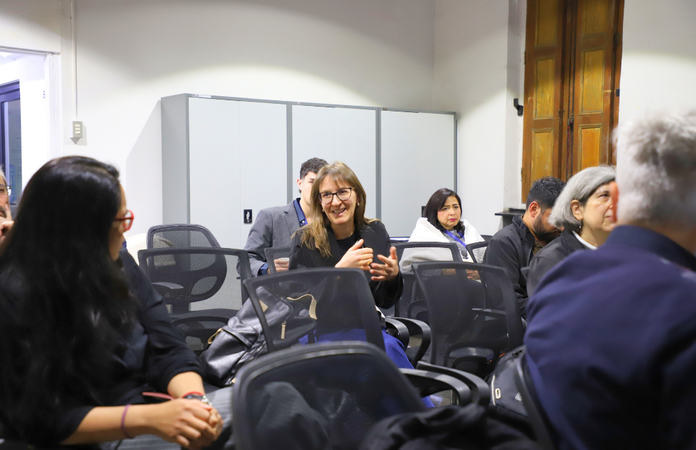 Durante el jueves 23 de octubre, en las inmediaciones de la Facultad de Arquitectura y Urbanismo de la Universidad de Chile, se desarrolló la charla de difusión sobre diseño industrial y protección intelectual. 