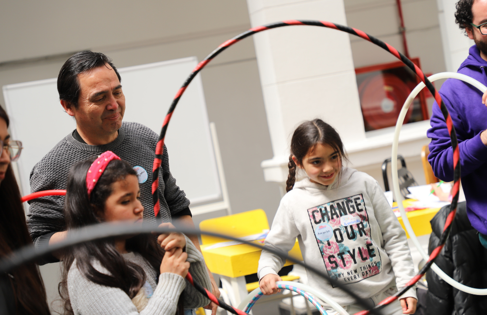 El Director de Investigación de la Universidad de Chile, Prof. Rómulo Fuentes, celebró la amplia participación e invitó a las y los asistentes a “reflexionar sobre cómo impacta la generación de conocimientos en sus vidas".