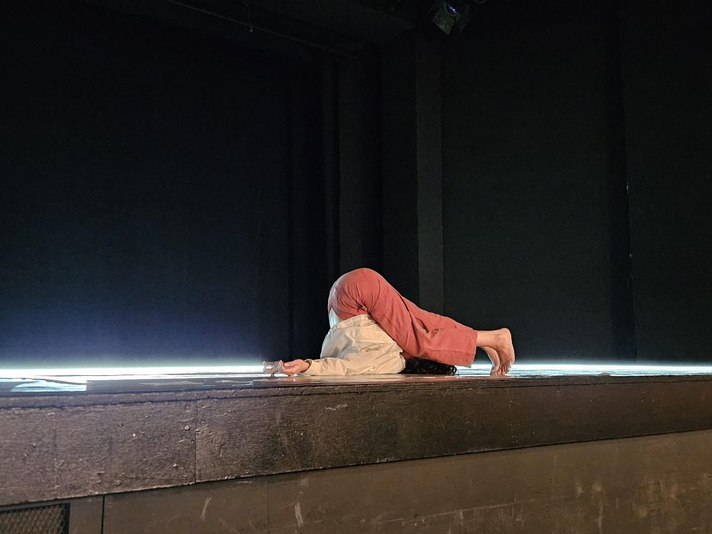 “En pliegue” es un unipersonal de danza que explora el cuerpo como archivo a partir de las bitácoras de procesos creativos de su autora y propone un cruce entre archivo, escritura y movimiento.