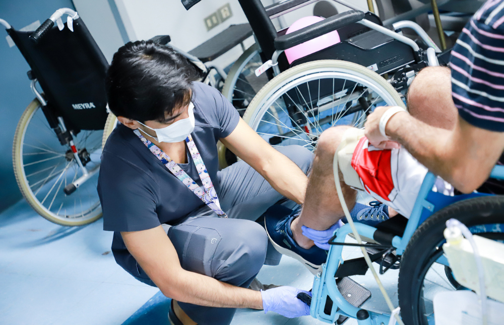 Entre las principales recomendaciones que entrega el documento se encuentran garantizar el inicio de la rehabilitación dentro de las primeras 24 horas desde el evento y continuar con atención ambulatoria supervisada por equipos interdisciplinarios.