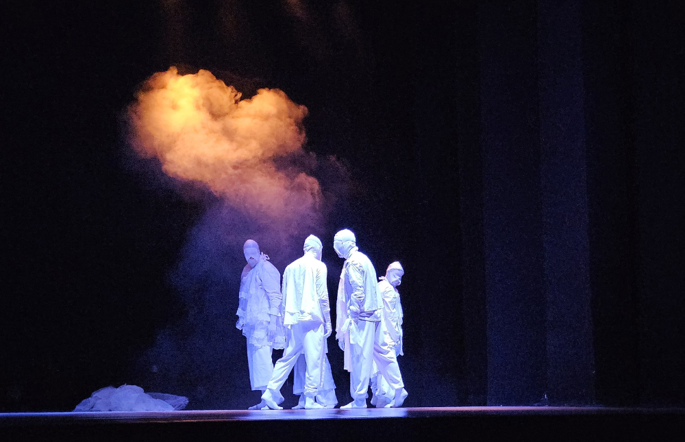 El proyecto-obra de danza contemporánea “VOID (Parte II: Caos)”, del licenciado en danza, intérprete y coreógrafo Javier C. Lecaros, plantea un sin sentido de acciones que posicionan al cuerpo como símbolo de la vida inútil. 