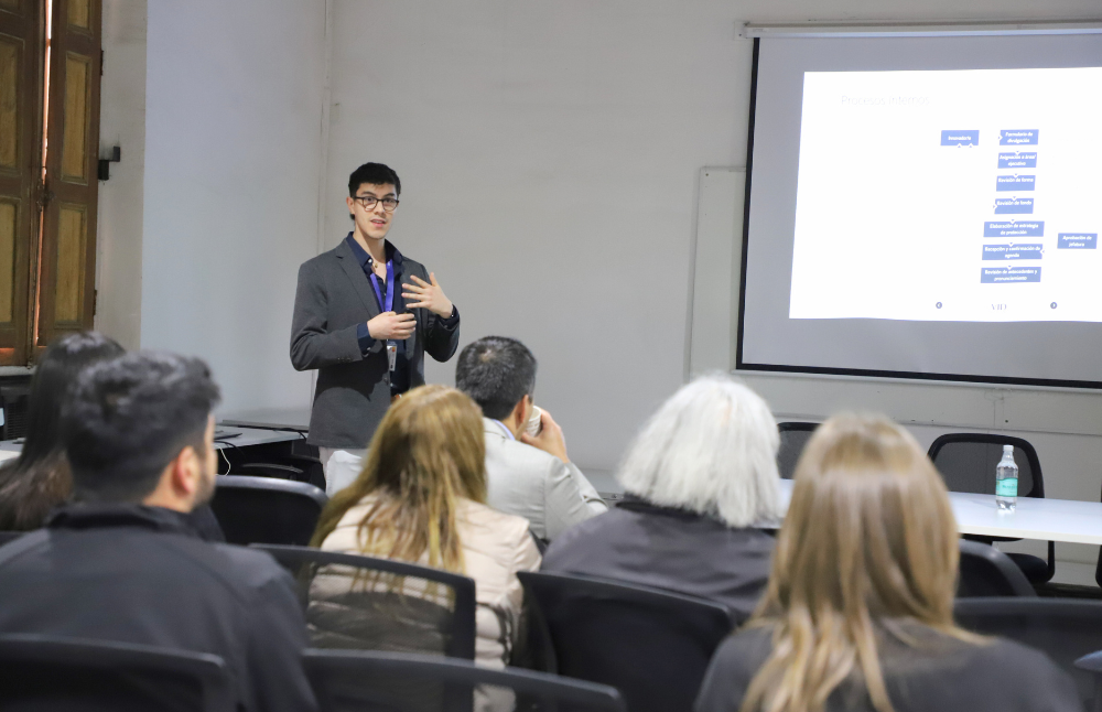 La charla comenzó con la presentación de “Propiedad Intelectual e Innovación en la U. de Chile”, donde el profesional de la dirección de Innovación, Nicolás Córdoba, explicó los principales componentes y procesos de esta temática al interior del plantel universitario. 