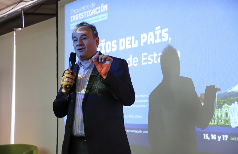 El Vicerrector de Investigación y Desarrollo, Prof. Christian González- Billault, mencionó que “es importante ver la solidez que tiene la investigación en la Universidad, en todas las disciplinas y con una gran cantidad de gente joven que viene detrás con mucha pujanza, con mucho empeño”.