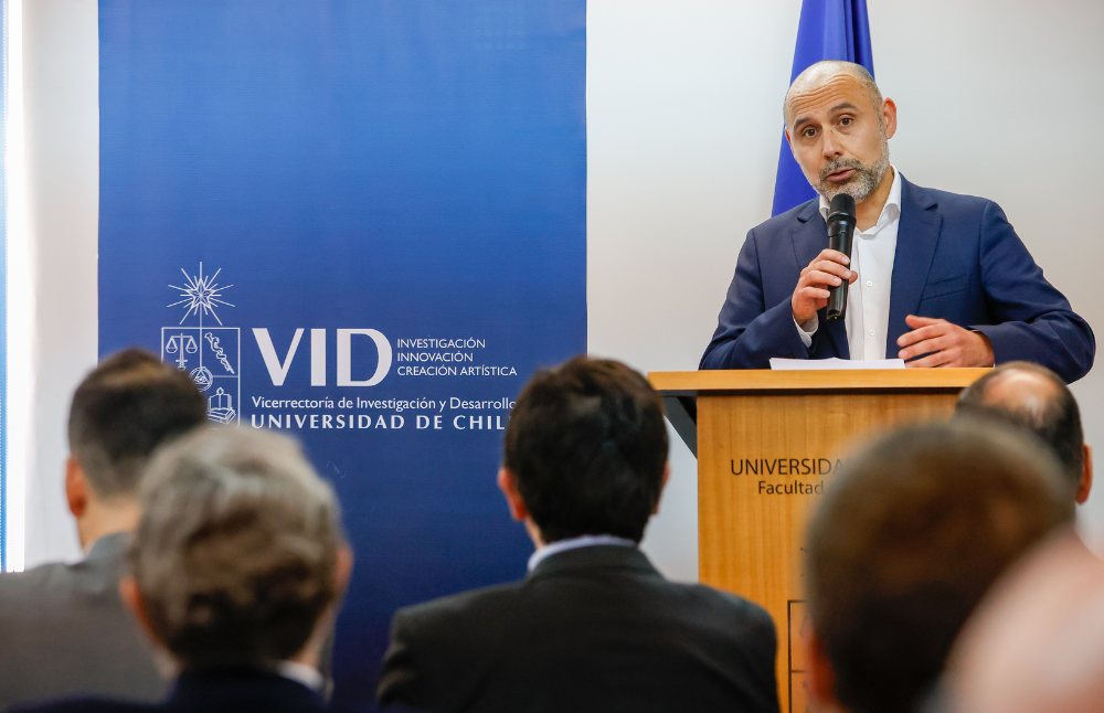 El director de Investigación de la Universidad de Chile, Prof. Rómulo Fuentes, destacó que “se trató de un verdadero punto de convergencia entre las y los actores que realizan investigación, abarcando las diversas formas de producción de conocimiento que se desarrollan en la institución”. 