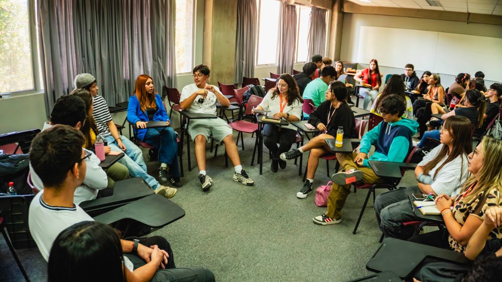 Actividad grupal en la bienvenida a los ingresos especiales 2025