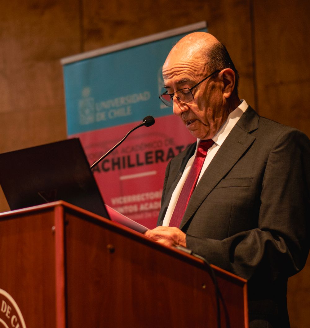 Dr Jorge Babul da discurso de bienvenida