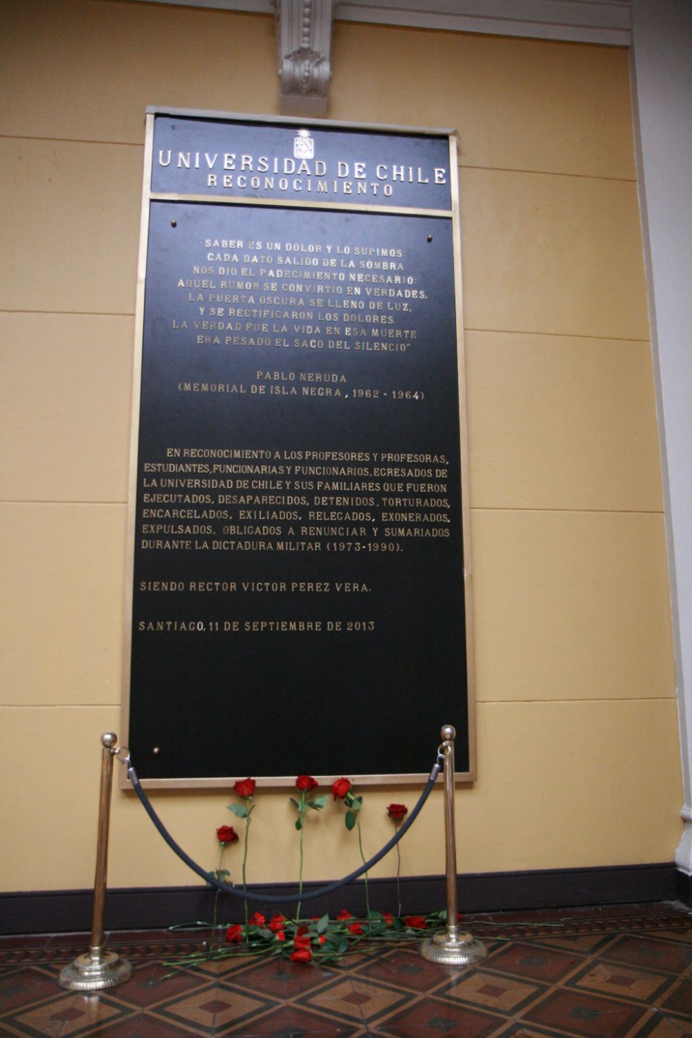 Placa conmemorativa en la Casa Central de la Universidad de Chile
