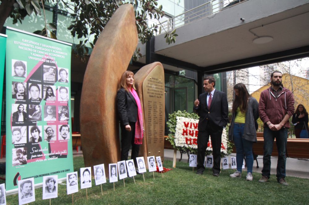 Memorial ubicado en la Facultad de Economía y Negocios