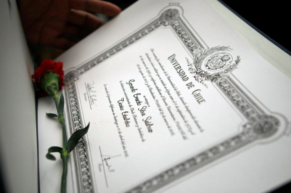 Títulos universitarios póstumos en la Universidad de Chile