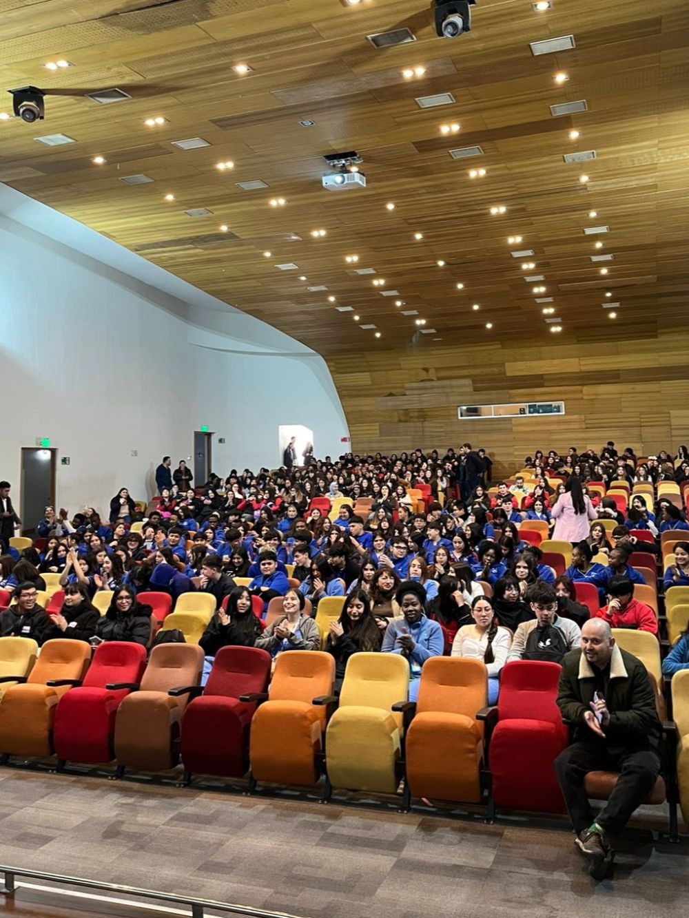 En la ceremonia inaugural se dio la bienvenida a las y los estudiantes con palabras sobre la importancia de generar condiciones y oportunidades para el tránsito a la educación superior.