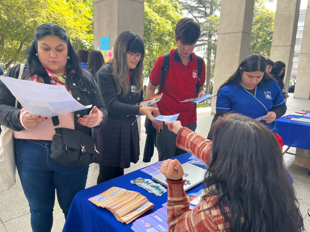 La feria contó con no solo con información sobre vías de acceso prioritaria a la Universidad de Chile, sino también con stands de otras instituciones que conforman la red PACE en la Región Metropolitana.