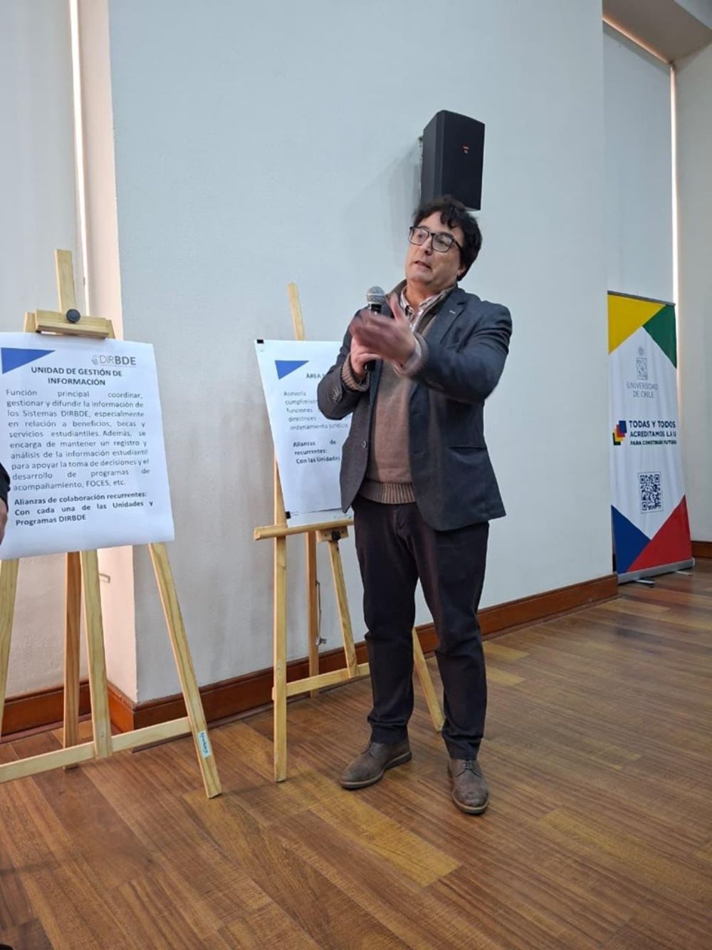 Rodrigo Carmona, coordinador del Área de Gestión de la Información de Dirbde, expone sobre el trabajo que realizan.