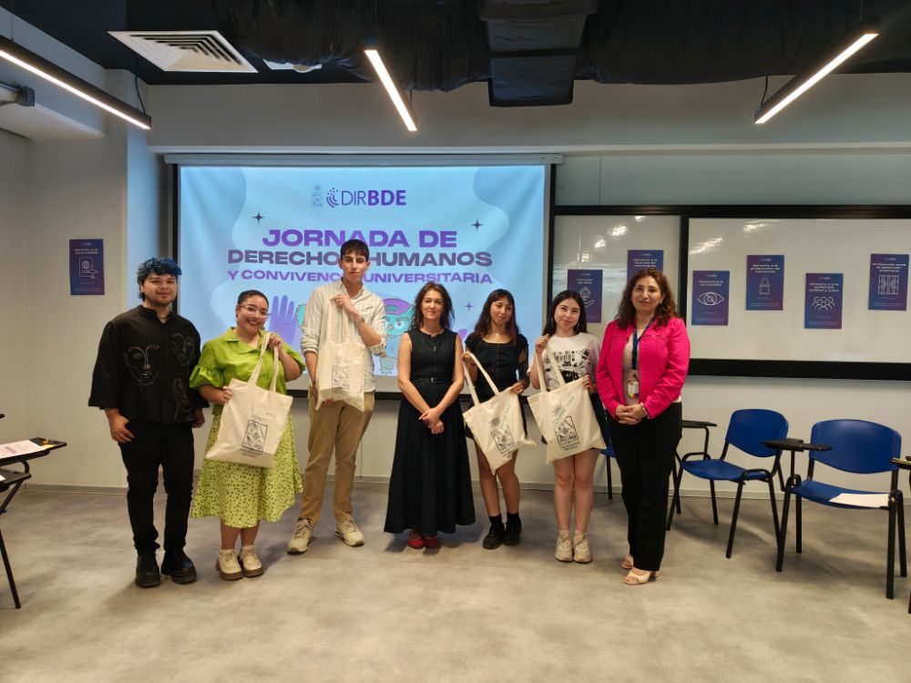 Entrega de reconocimiento a las/os ganadores del concurso de reels