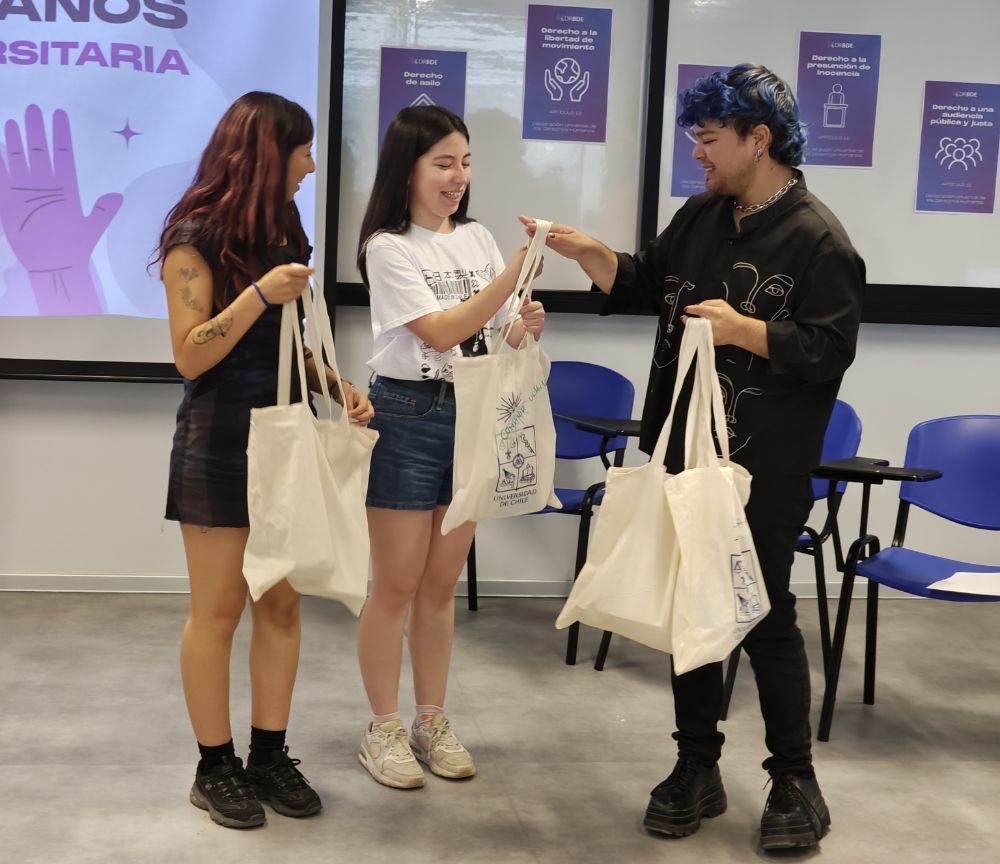 Entrega de reconocimiento a las/os ganadores del concurso de reels