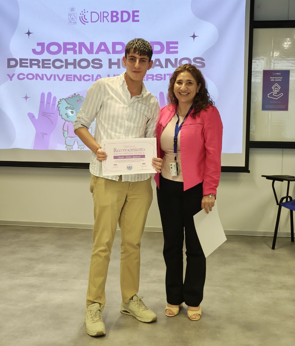 Entrega de reconocimiento a las/os ganadores del concurso de reels