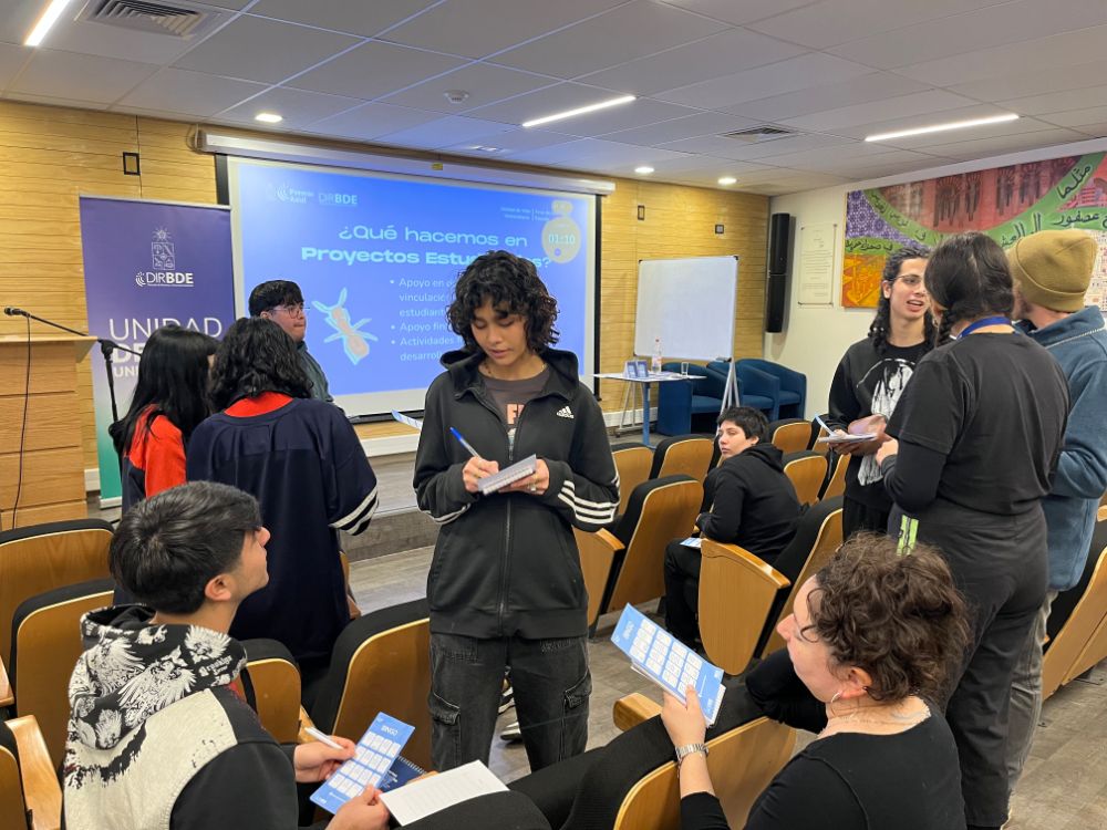 El taller inició con un "Bingo rompehielos" para que estudiantes se conocieran.