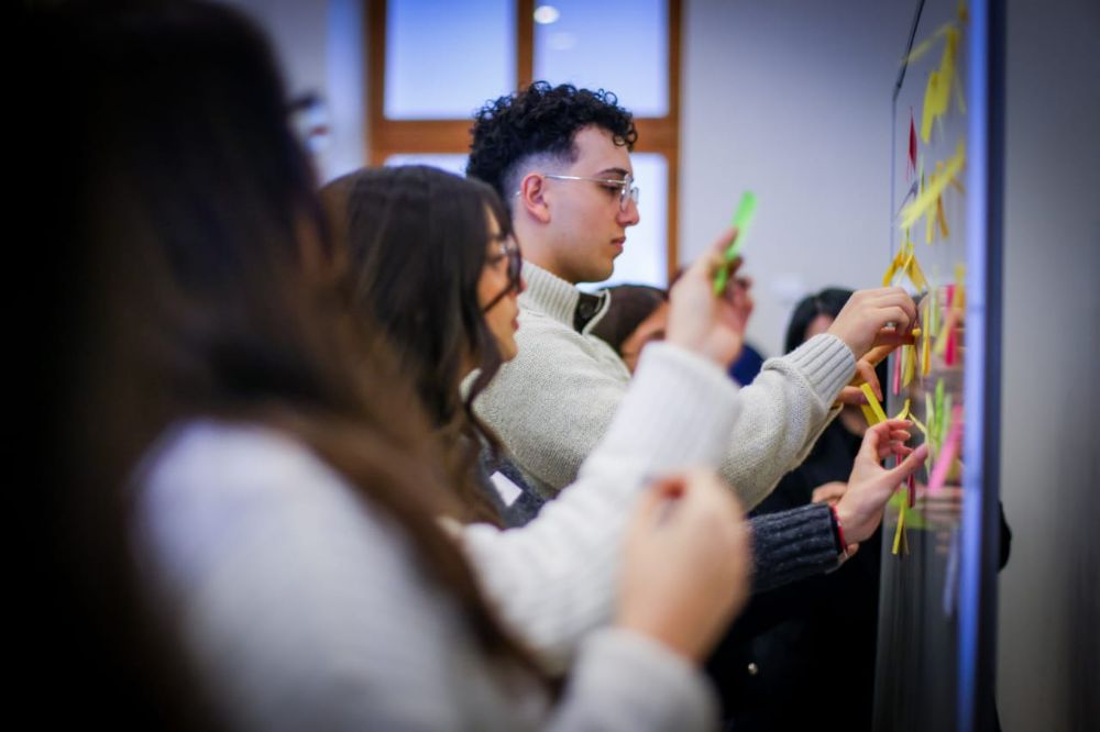 Estudiantes participan de taller.