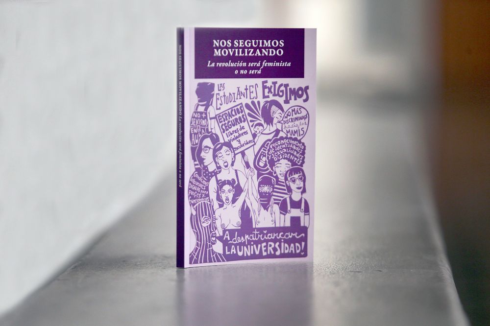 Ejemplar libro "Nos seguimos movilizando. La revolución será feminista o no será".