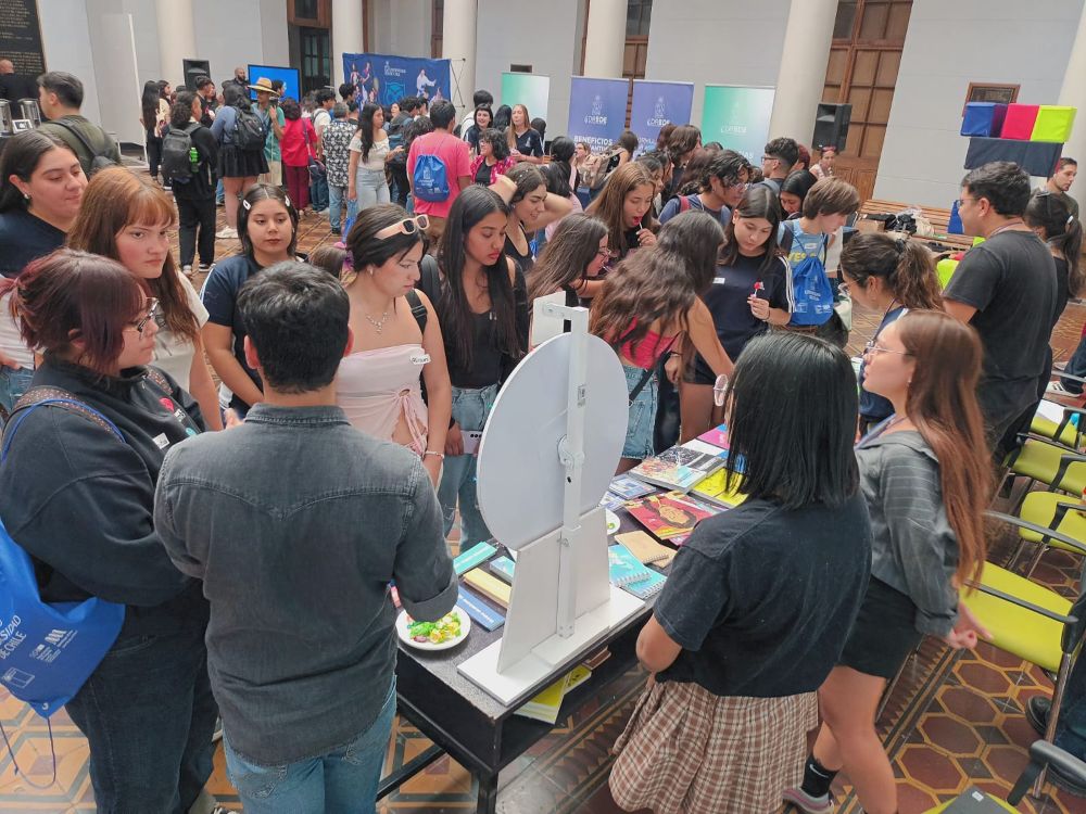 Jóvenes visitan stands de la Unidad de Vida Universitaria de la Dirbde.