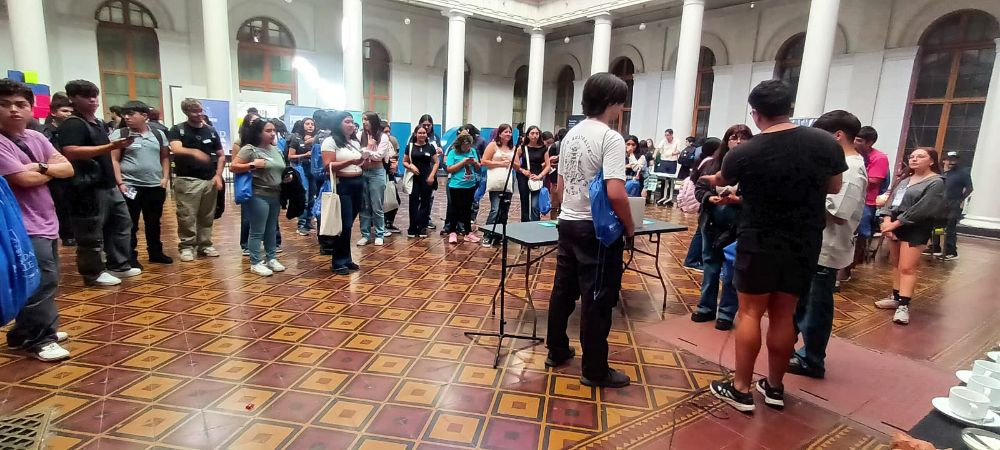 Asistentes participan en una de las tres intervenciones de la Unidad de Vida Universitaria. Las/os ganadoras/os recibieron de premio una tablet.