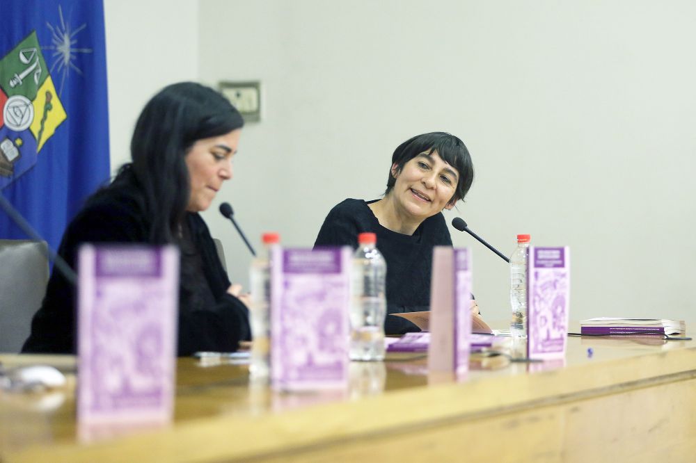 Lelya Troncoso Pérez y Alejandra Araya, historiadora y directora del Archivo Central Andrés Bello de la Vicerrectoría de Extensión y Comunicaciones.