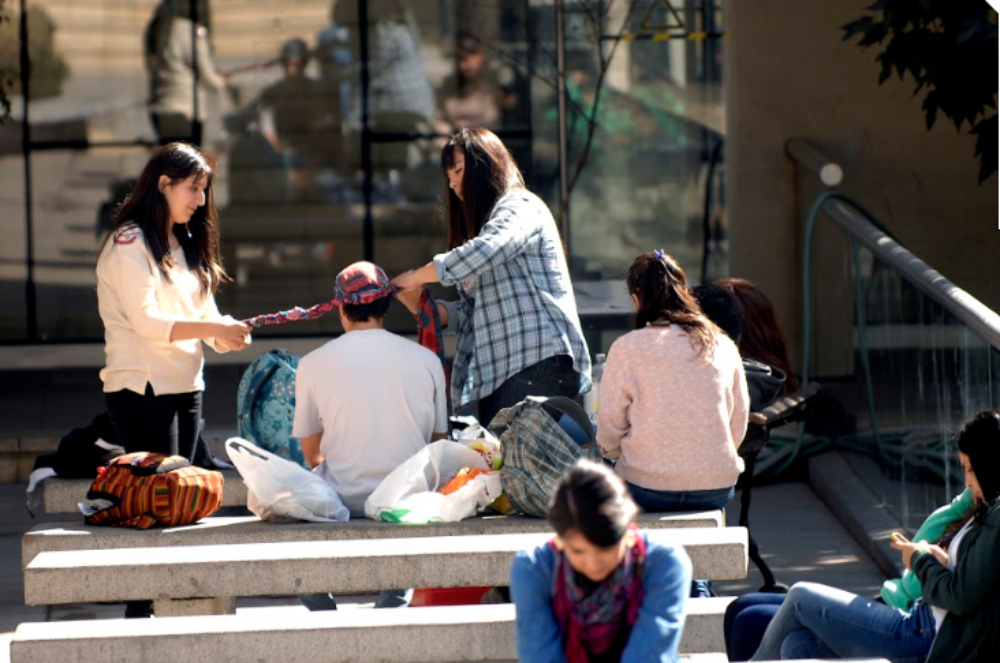 1.137 jóvenes estudian y trabajan a la vez, contando con extensas jornadas laborales y tiempos de traslado hacia sus hogares. 