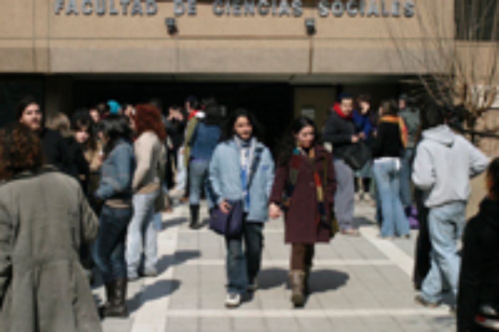 Los estudiantes de la Universidad de Chile pueden postular a las becas de Reparación si cumplen los requisitos.