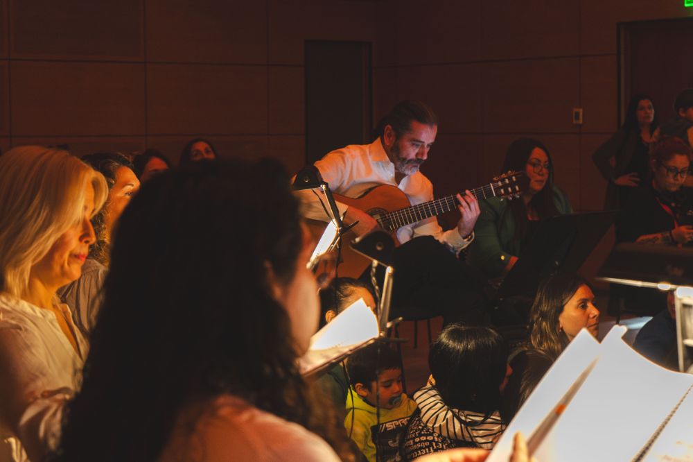 Las voces de los cantantes fueron acompañadas de cuencos, guitarra y violonchelo.