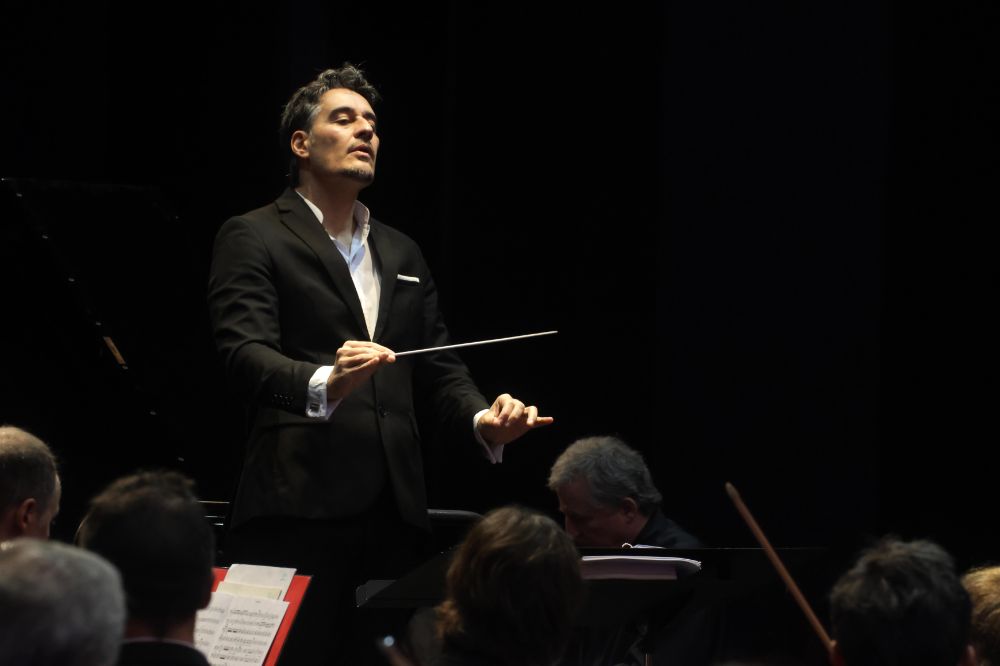 El concierto será dirigido por el maestro invitado Jorge Uribe, quien por primera vez toma la batuta de esta orquesta