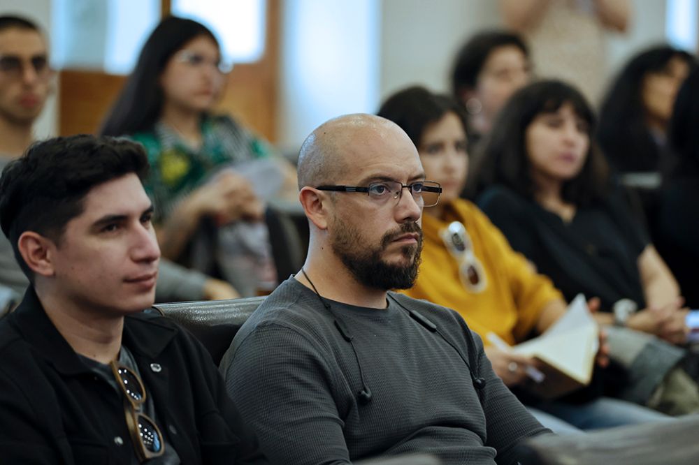 Público de charla magistral: "El libro del futuro y el futuro del libro".
