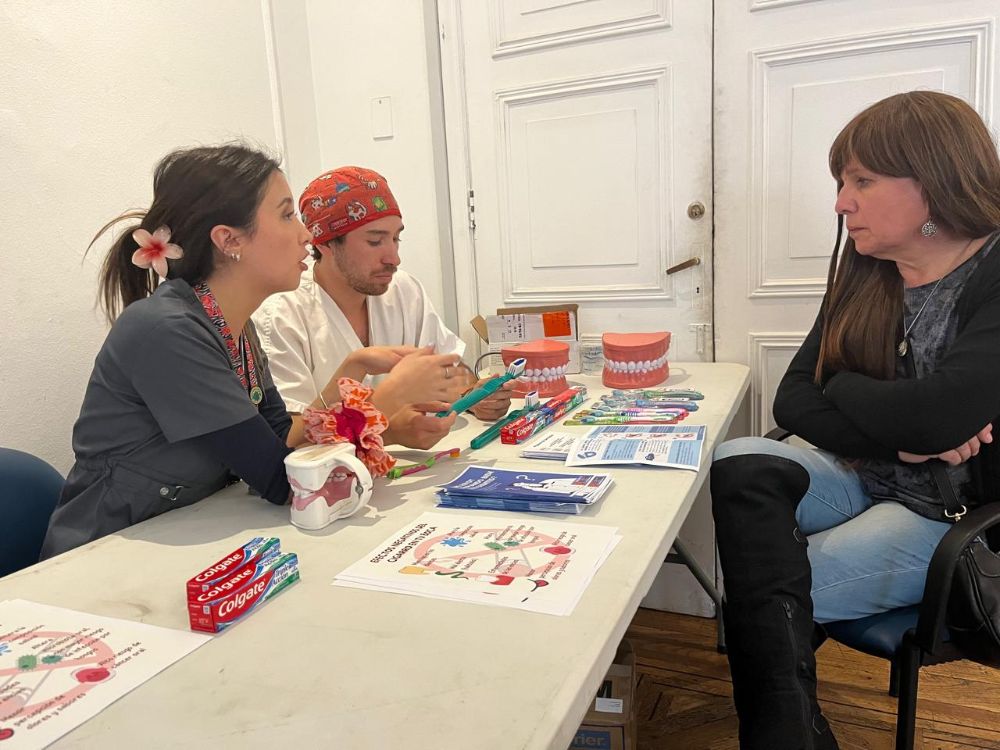 Orientando pacientes de Transformando Sonrisas