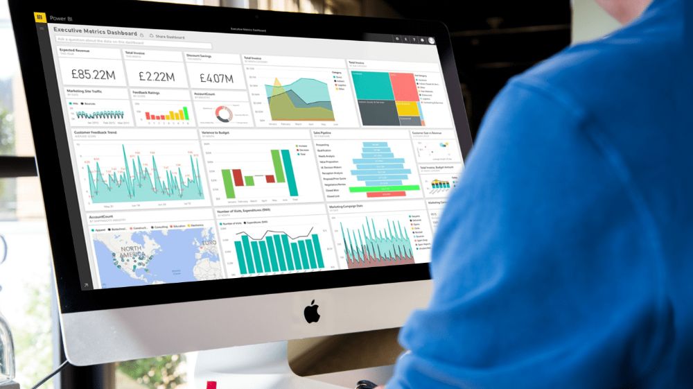 Persona revisando dashboard en Power BI