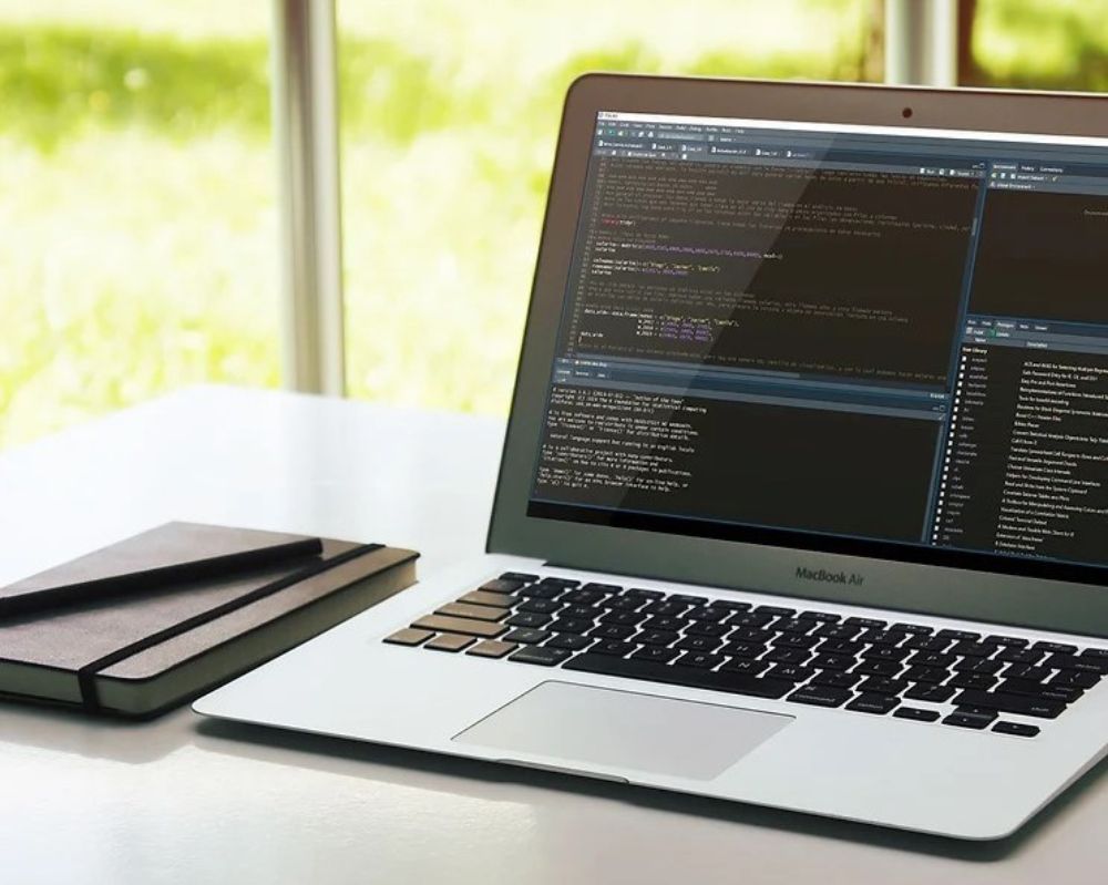 Persona programando con R