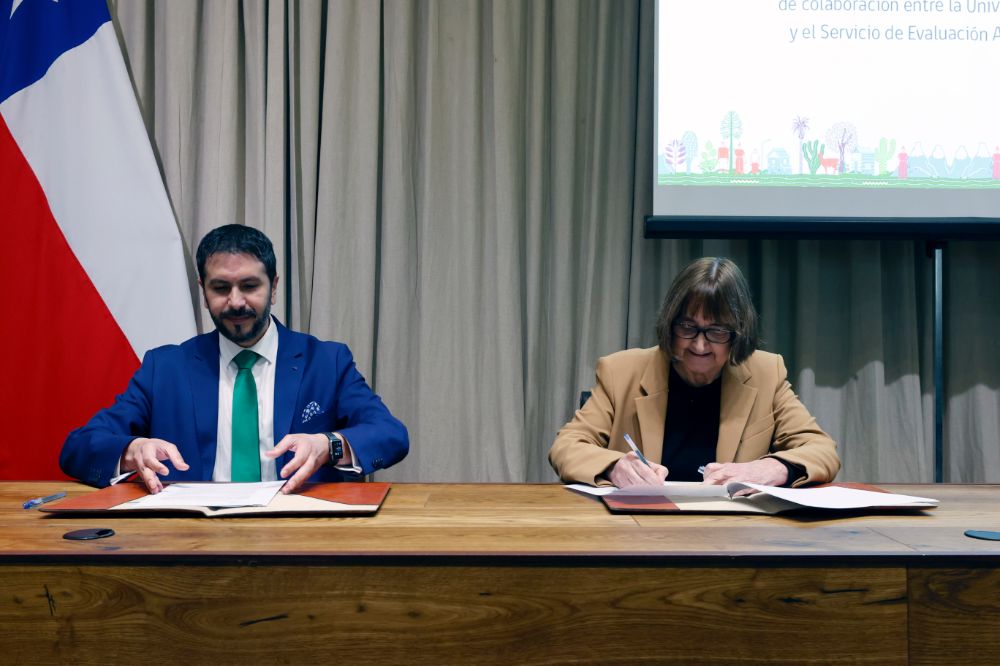 Durante la ceremonia, la rectora Devés destacó el valor de este convenio como un ejemplo concreto de colaboración entre instituciones públicas.