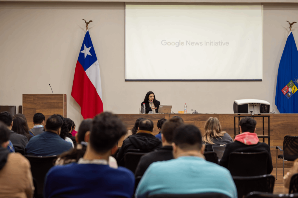 En la Universidad de Chile, comunicadores y periodistas participaron de un taller que permitió reflexionar sobre transformación digital e inteligencia artificial.