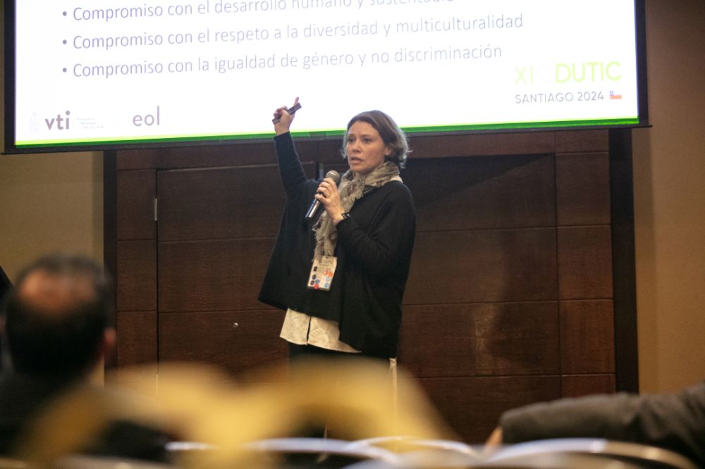 Cecilia Saint-Pierre es Ingeniera Civil Industrial de la Universidad de Chile y Ph.D. en Ciencias de la Computación de la Pontificia Universidad de Chile. Desde el año 2019 está a cargo de la Oficina de Educación Online de la Vicerrectoría de Tecnologías de la Información de la Universidad de Chile y es también académica del Departamento de Ingeniería Industrial de la Escuela de Ingeniería de la misma universidad, desarrollando proyectos de investigación relacionados con learning analytics, en colaboración con otras universidades chilenas y españolas. 